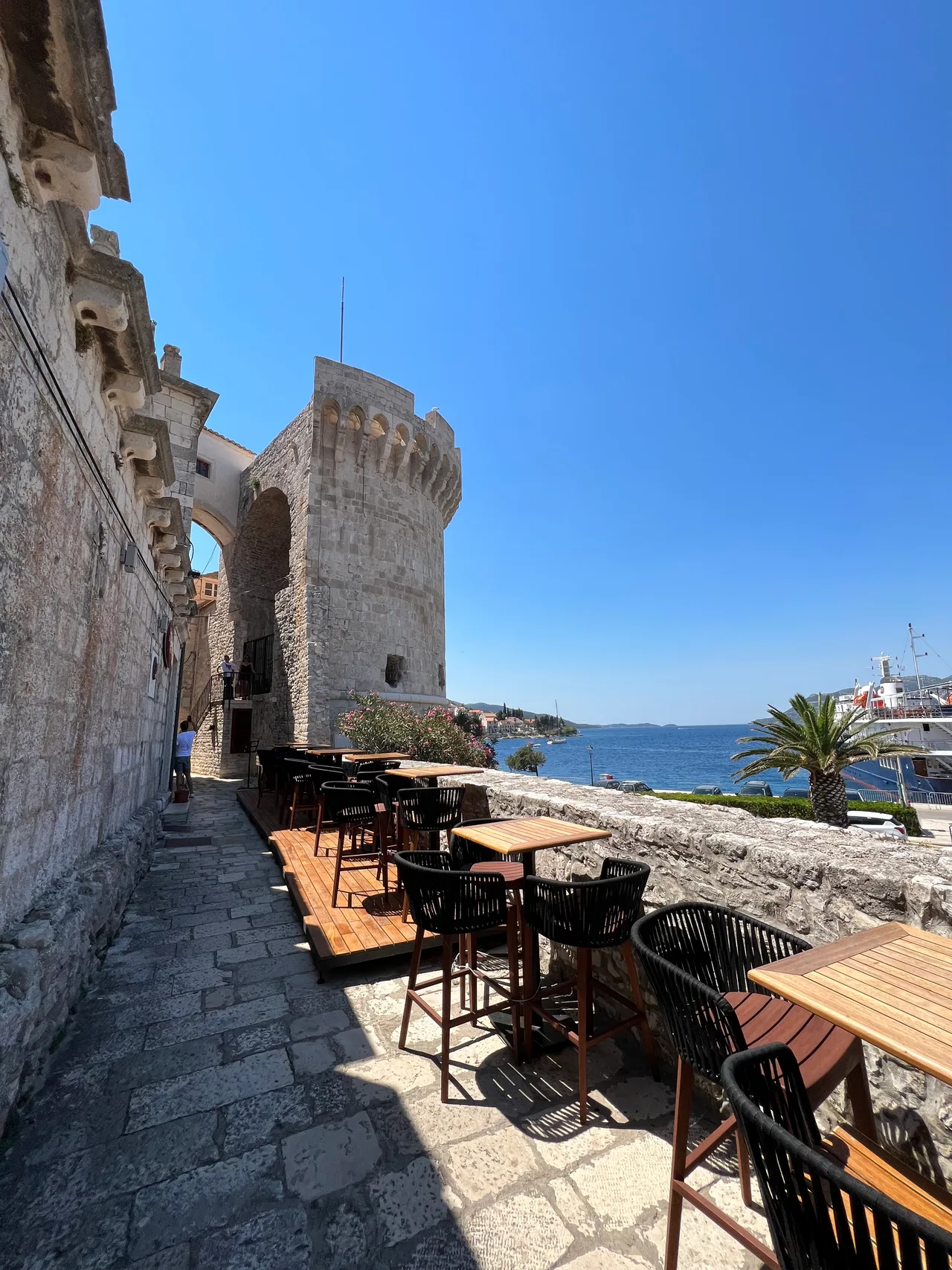 Kamena kula i terasa uz more u gradu Korčuli